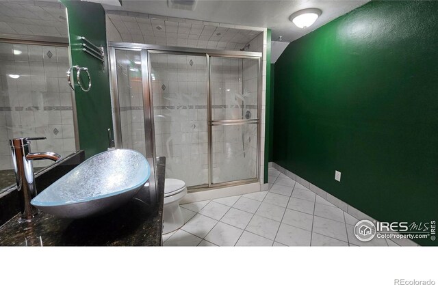 2720 E 121st Pl, Thornton, CO 80241 - full bathroom featuring visible vents, a sink, a shower stall, and toilet