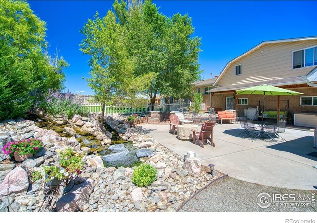 view of yard featuring a patio area