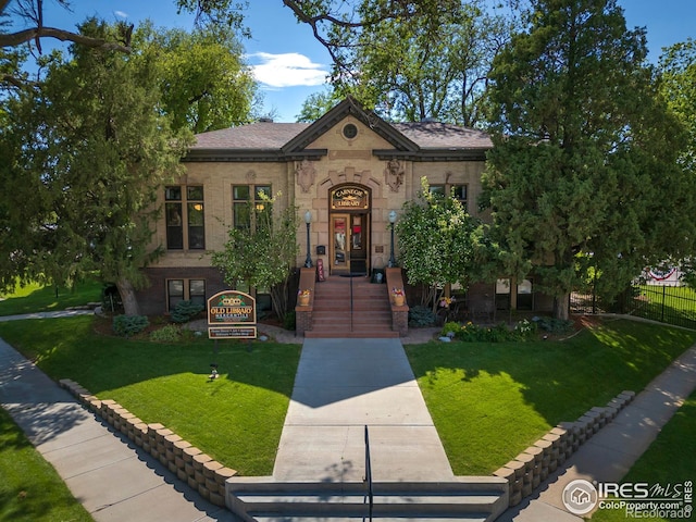 view of front of home featuring a front yard