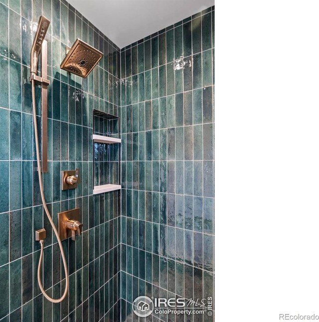 bathroom featuring a tile shower