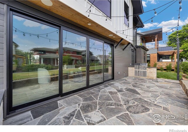 view of patio featuring an outdoor kitchen