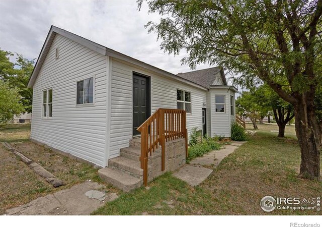 view of front of house featuring a front yard