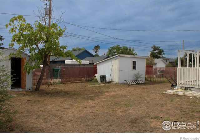 view of yard featuring a storage unit