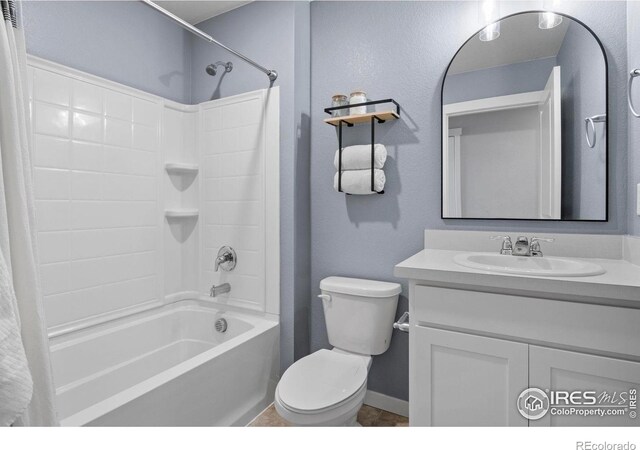 full bathroom with toilet, vanity, and shower / bath combo