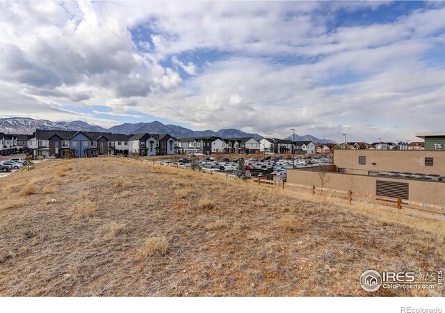 view of yard featuring a mountain view