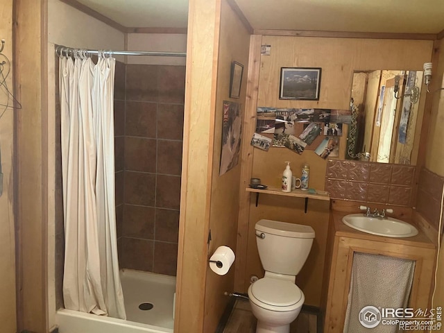 bathroom featuring a shower with shower curtain, toilet, and vanity