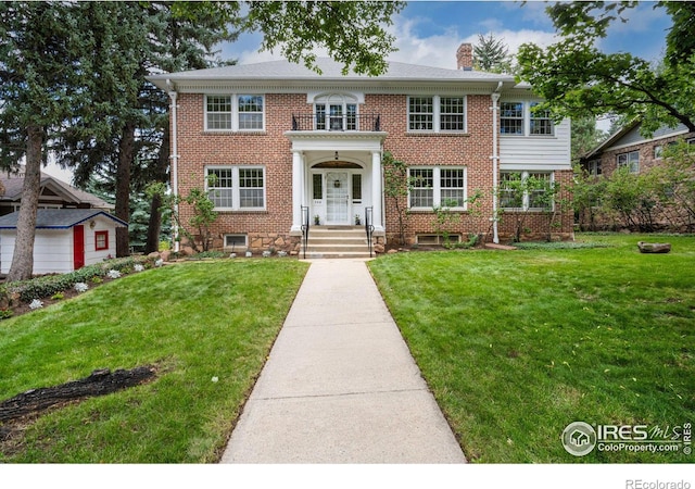 view of front facade featuring a front yard