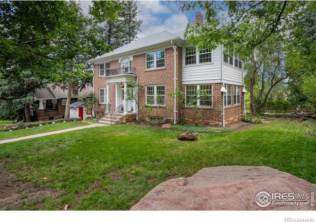 colonial house featuring a front lawn