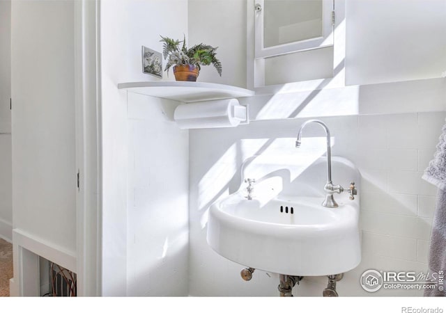 bathroom featuring sink