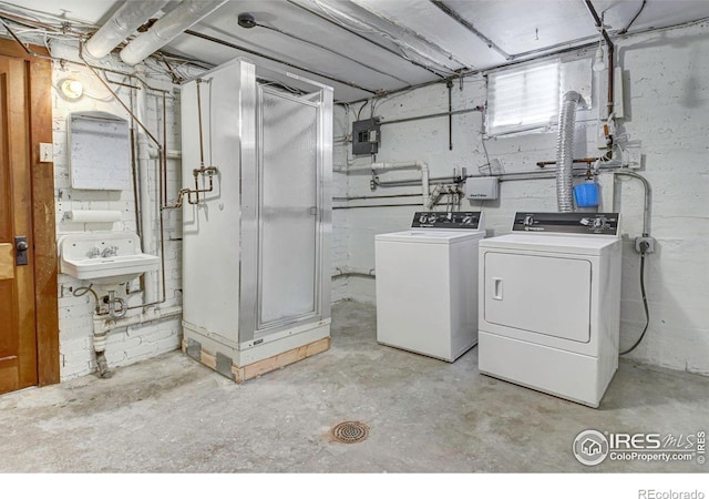 laundry room featuring washer and clothes dryer and sink