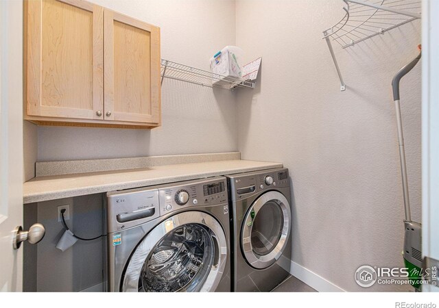 laundry room with cabinets and independent washer and dryer