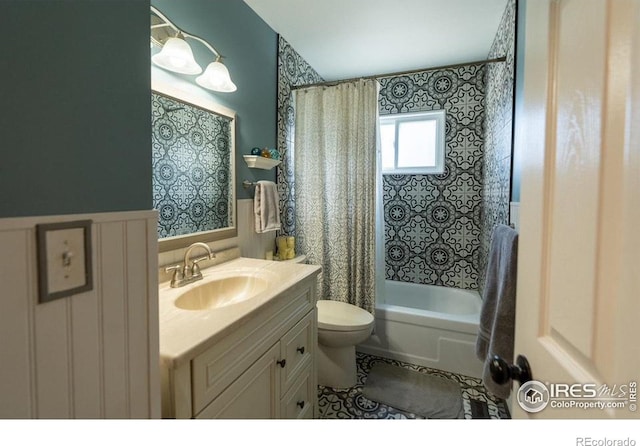 bathroom featuring shower / bathtub combination with curtain, vanity, and toilet