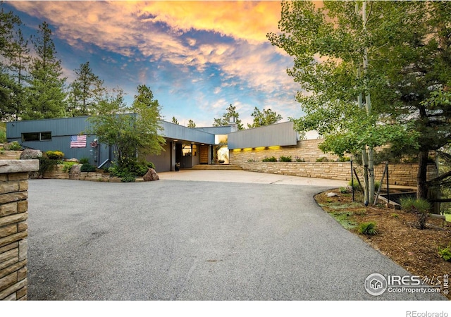 view of front of property featuring a carport