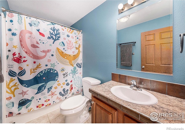 bathroom with a shower with curtain, vanity, and toilet