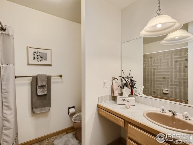 full bathroom featuring vanity, toilet, and baseboards