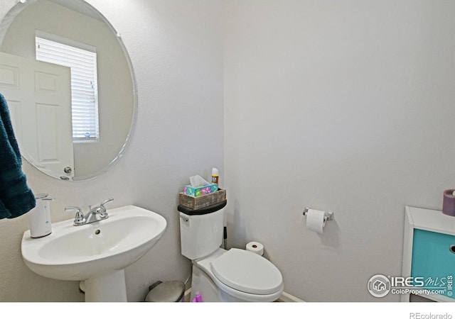 bathroom featuring toilet and sink