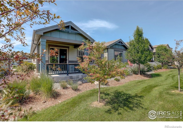 view of front of home with a front lawn and covered porch