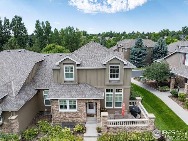 view of front of house featuring outdoor lounge area