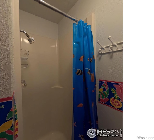 bathroom featuring a shower with curtain