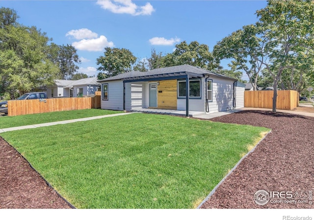 ranch-style house featuring a front yard