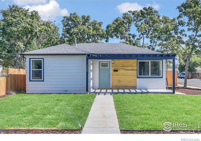 view of front of property featuring a front yard