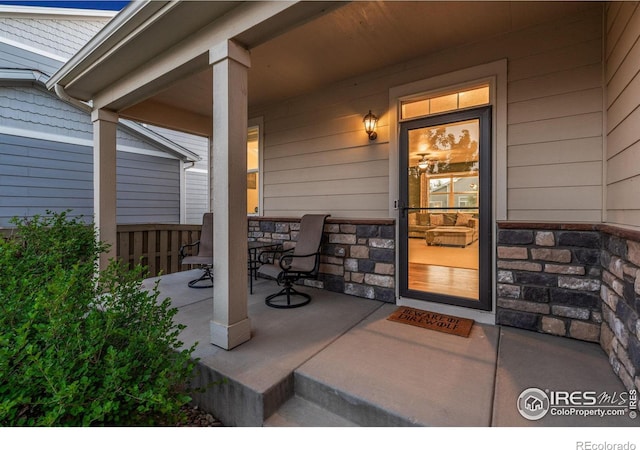 property entrance featuring a porch