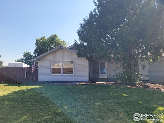 view of front facade featuring a front lawn and a garage