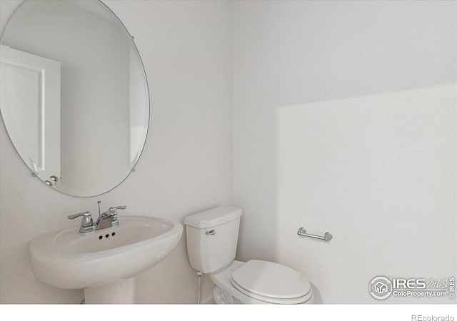 bathroom featuring toilet and sink