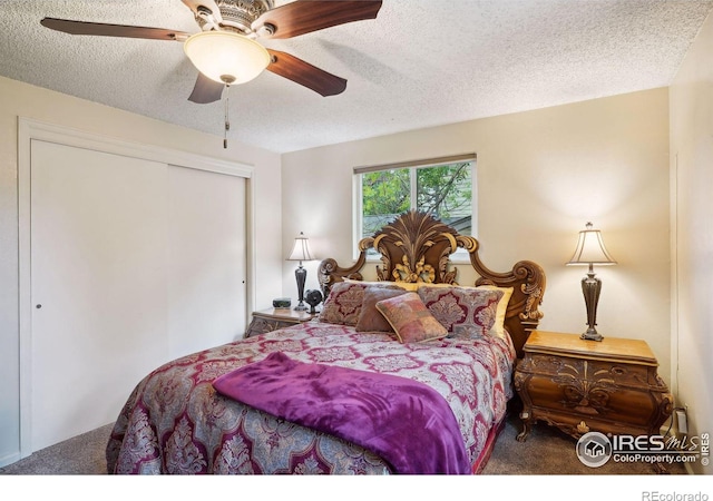 bedroom with carpet flooring, a textured ceiling, ceiling fan, and a closet