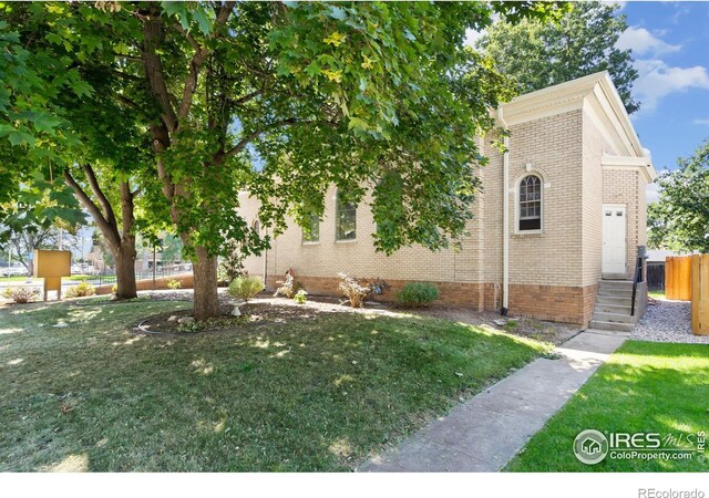 view of front of house featuring a front yard