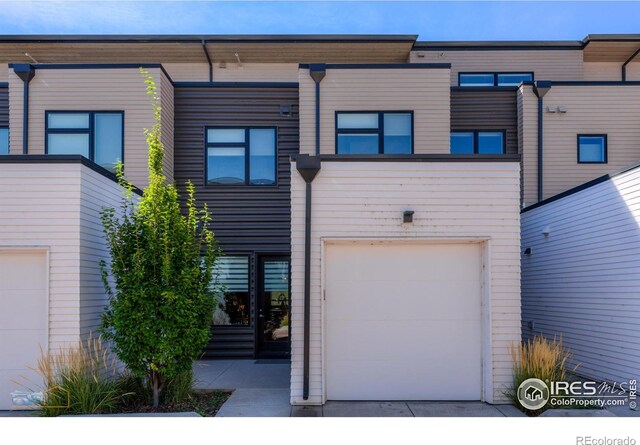 townhome / multi-family property featuring a garage