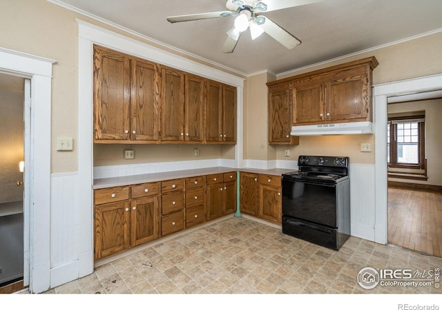 kitchen featuring crown molding, black range with electric cooktop, light wood-type flooring, and ceiling fan