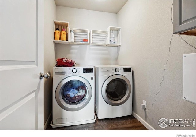 laundry room featuring cabinets, dark hardwood / wood-style floors, and independent washer and dryer