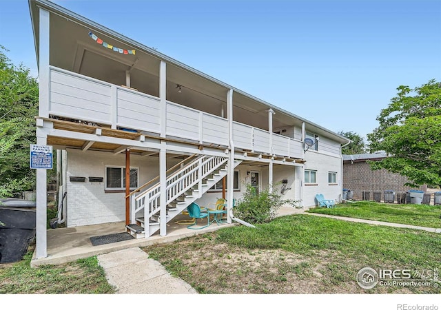 view of front of property with a front yard and a patio