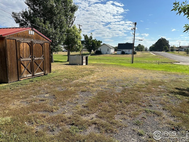 view of yard featuring a shed