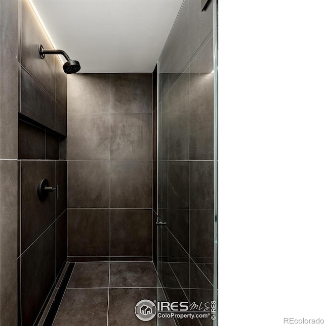 bathroom featuring tiled shower