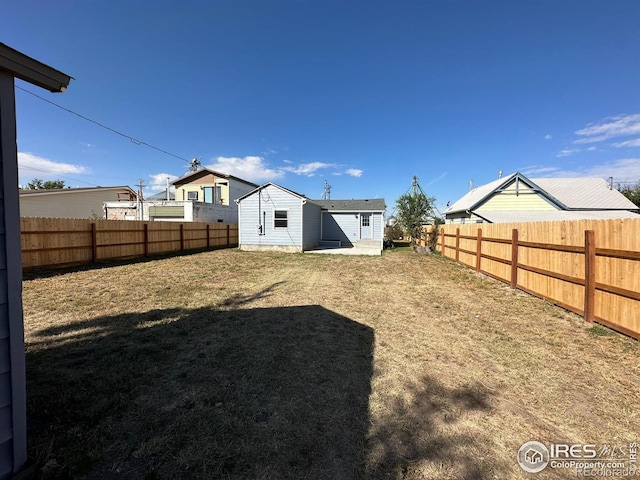 view of yard featuring a shed