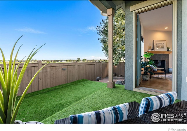 view of yard featuring outdoor lounge area