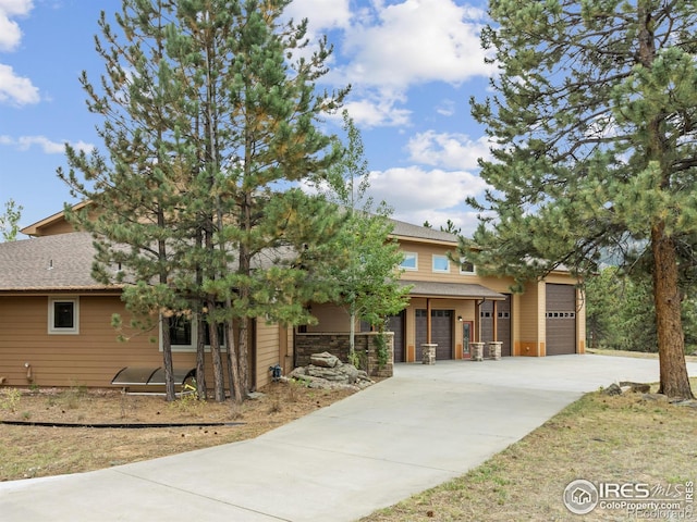 view of front of property featuring a garage