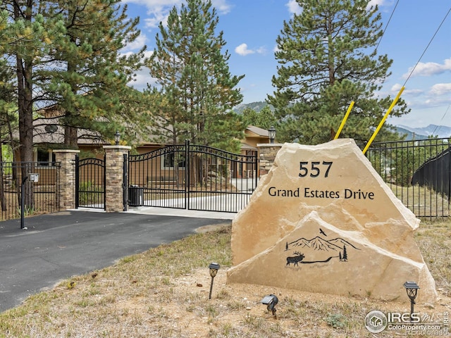 community / neighborhood sign featuring a mountain view