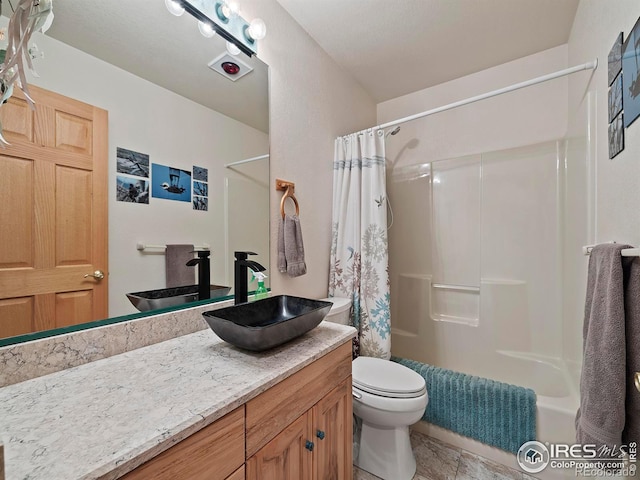 full bathroom featuring shower / bath combo with shower curtain, vanity, and toilet