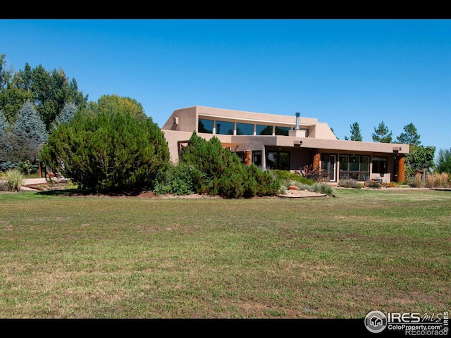 view of front of home featuring a front lawn