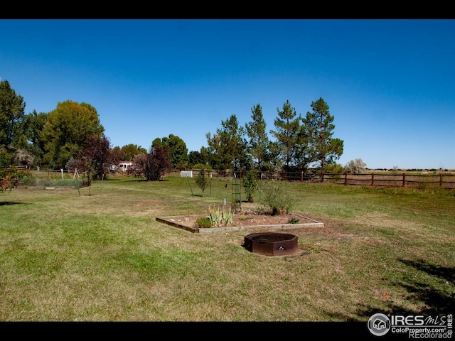 view of yard featuring a rural view