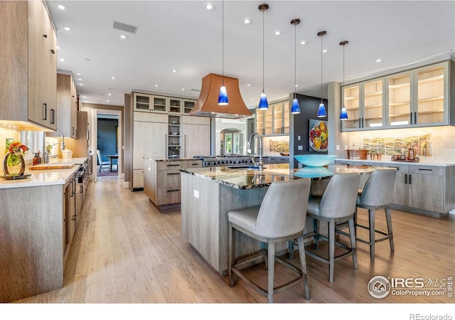 8001 Fairview Rd, Boulder, CO 80303 - kitchen featuring a large island, recessed lighting, light wood finished floors, and a breakfast bar