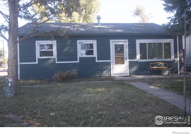 view of front of home featuring a front lawn