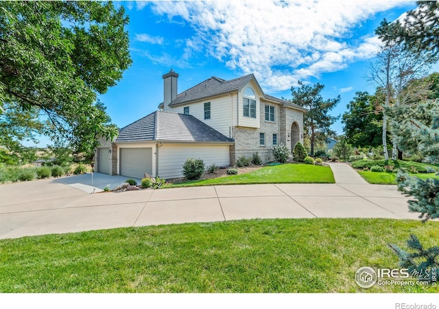 view of front of home featuring a garage and a front yard