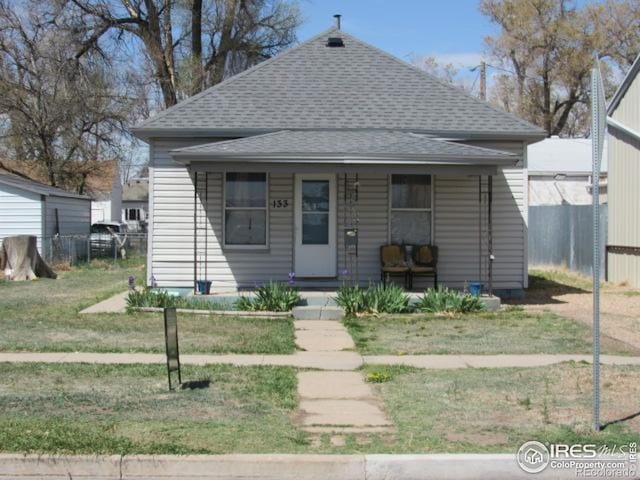 133 Meeker St, Fort Morgan, CO 80701 - bungalow featuring fence, roof with shingles, a porch, and a front yard