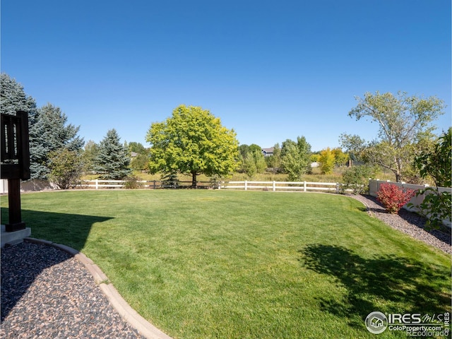 view of yard featuring a rural view