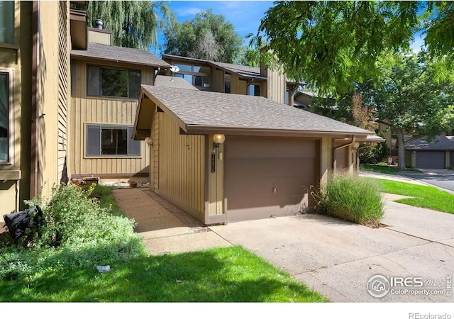 view of front facade with a garage