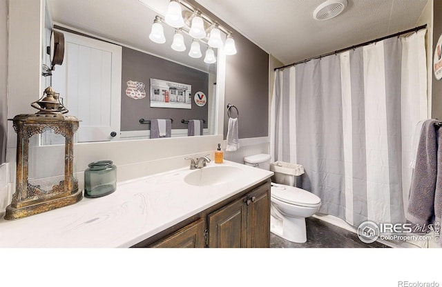 full bath with toilet, visible vents, a shower with shower curtain, and vanity